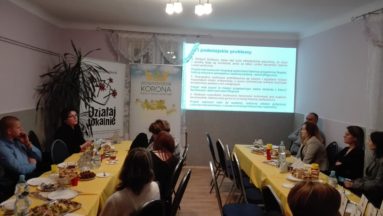 Zdjęcie rozmowy o plusach i minusach mieszkania w pobliżu większego miasta