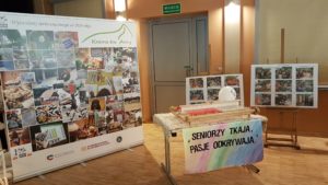 20190207_100630 Roll up o wymiarach 200cm x 200 cm zaweirający zdjęcia z różnych projektów w Ośrodku Działaj Lokalnie Kraina św. Anny prezentowany podczas Gali Działaj Lokalnie