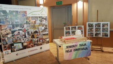 Roll up o wymiarach 200cm x 200 cm zaweirający zdjęcia z różnych projektów w Ośrodku Działaj Lokalnie Kraina św. Anny prezentowany podczas Gali Działaj Lokalnie