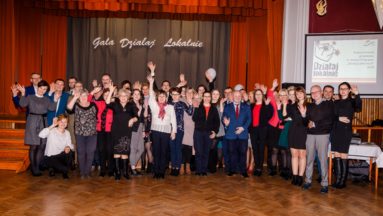 Wspólne zdjęcie Realizatorów, Partnerów i Darczyńców Programu Działaj Lokalnie 2018