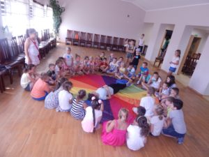 zabawa-z-chusta magiczny krąg czyni cuda