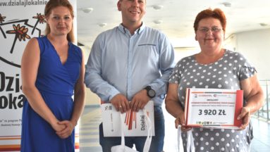 Reprezentanci ze Swarożyna oraz Lignów Szlacheckich. Podczas imprezy realizatorzy przejęli prowadzenie i wręczali umowy sobie nawzajem.