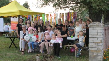 Zdjęcie przedstawia uczestników i uczestniczki wydarzenia, pozujących wspólnie do zdjęcia.