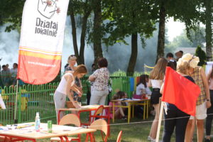 Uczestnicy wydarzenia Zdjęcie przedstawia uczestników wydarzenia. W tle widać baner z logiem programu Działaj Lokalnie.