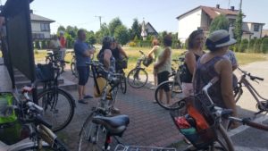Zdjęcie przedstawia uczestnik&oacute;w rajdu, stojących wśr&oacute;d swoich rower&oacute;w.