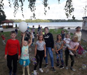 Zdjęcie przedstawia grupę dzieci pozujących do&nbsp;zdjęcia.