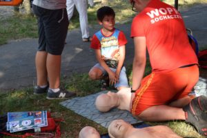 Na zdjęciu ratownik WOPR demonstruje pierwszą pomoc na&nbsp;manekinie.