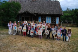 Zdjęcie przedstawia uzcestnik&oacute;w projektu pozujących z&nbsp;wykonanymi przez&nbsp;siebie torbami.