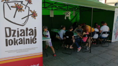 Zdjęcie przedstawia namiot, gdzie można grać w gry planszowe.