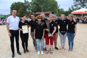 Zdjęcie przedstawia osoby należące do&nbsp;KGW Nacmierz, pozujące do&nbsp;zdjęcia.