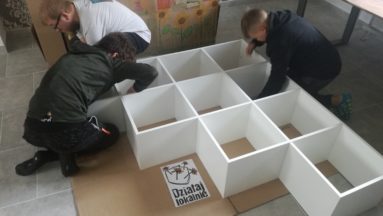 Dzielne chłopaki składają meble