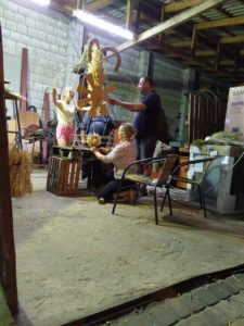 Czilibabki przygotowują wieniec dożynkowy
