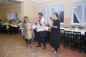 Wsp&oacute;lna biesiada kończąca projekt - muzyka narodowa na&nbsp;żywo.