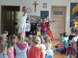 Muzycy Filharmonii Ł&oacute;dzkiej w&nbsp;przedszkolu