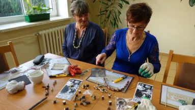 Zdjęcie dwóch kobiet wykonujących korale drewniane