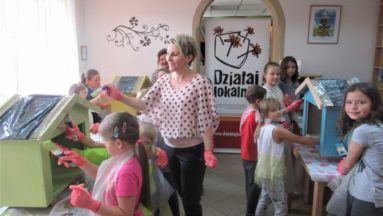 Malowanie domków na książki przez najmłodszych uczestników projektu