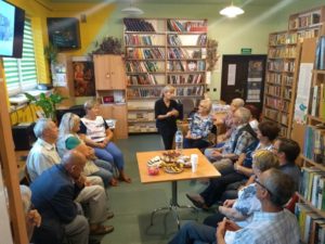 Klub Fanów Pamiątek Historycznych Spotkanie grupy ludzi w Bibliotece.