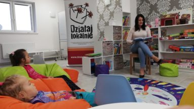 Pani Dorota czyta dzieciom