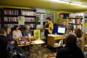 Wsp&oacute;lne zdjęcie grupy ludzi w&nbsp;Bibliotece.