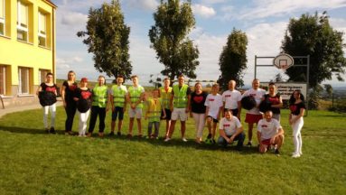 Grupa osób na boisku sportowym