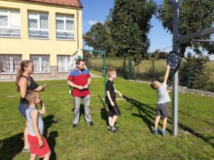 Rzutki Grupa osób grająca w rzucanie do celu