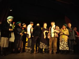 na scenie  Olga Tokarczuk z&nbsp;aktorami po&nbsp;spektaklu
