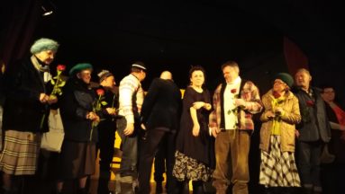 na scenie  Olga Tokarczuk z aktorami po spektaklu