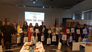 Stowarzyszenie Kraina św. Anny - Gala podsumowująca Działaj Lokalnie 2019 - wsp&oacute;lne zdjęcie wszystkich grandbiorc&oacute;w wraz z&nbsp;przedstawicielami Stowarzyszenia