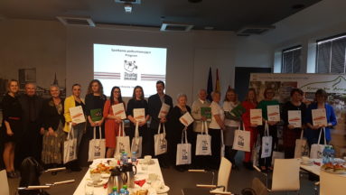 Stowarzyszenie Kraina św. Anny - Gala podsumowująca Działaj Lokalnie 2019 - wspólne zdjęcie wszystkich grandbiorców wraz z przedstawicielami Stowarzyszenia