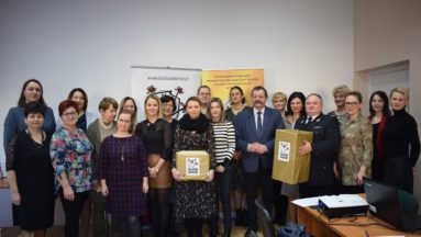 Grupowe zdjęcie grantobiorców Programu Działaj Lokalnie