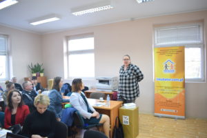 Przedstawiciel OSP w&nbsp;Przysiersku opowiada o&nbsp;zrealizowanym projekcie
