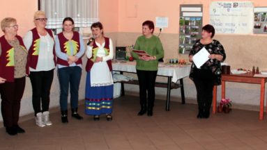 Zdjęcie przedstawia grupę osób we wnętrzu, pozujących do zdjęcia z otrzymanymi dyplomami.