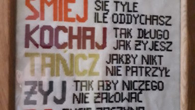 Zdjęcie przedstawia haft z inspirującymi cytatami.