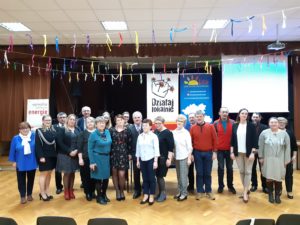 Wsp&oacute;lne zdjęcie grupowe uczestnik&oacute;w spotkania