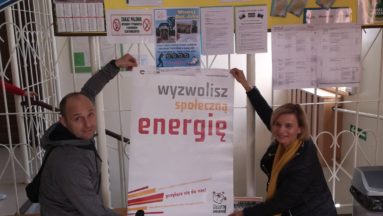 Zdjęcie przedstawia dwie osoby trzymające plakat Działaj Lokalnie z napisem "Wyzwolisz społeczną energię".