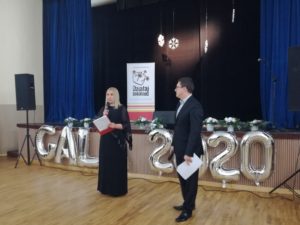 Zdjęcie przedstawia dwie osoby, stojące przed sceną, podczas gali. W&nbsp;tle widać napis GALA 2020 ułożony z&nbsp;balon&oacute;w oraz&nbsp;rollup z&nbsp;logiem "Działaj Lokalnie".