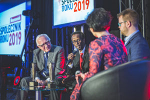 Rozmowa z laureatami "Społecznika Roku 2019" Zdjęcie przedstawia dziennikarkę i trzech laureatów Nagrody podczas rozmowy na scenie.