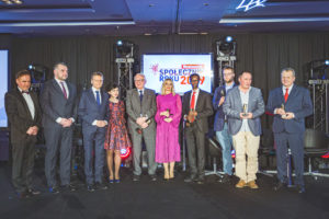 Na zdjęciu widać laureat&oacute;w konkursu o&nbsp;tytuł "Społecznika Roku 2019", pozujących do&nbsp;zdjęcia na&nbsp;scenie.