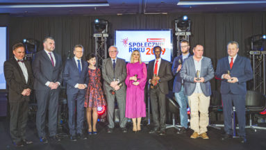 Na zdjęciu widać laureatów konkursu o tytuł "Społecznika Roku 2019", pozujących do zdjęcia na scenie.