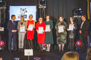 Na zdjęciu widoczne są przedstawicielki nowych ODL, stojące na&nbsp;scenie. Każda trzyma w&nbsp;rękach dyplom przyjęcia organizacji do&nbsp;sieci.