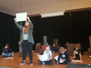 Zdjęcie przedstawia grupę młodzieży na&nbsp;scenie podczas pr&oacute;by do&nbsp;spektaklu.