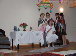 Zdjęcie ukazuje nastolatki podczas tradycyjnego święta.
