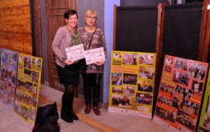 Na zdjęciu dwie przedstawicielki Kłodzkiego Stowarzyszenia Amazonek pozują z&nbsp;dyplomami na&nbsp;tle plansz ukazujących zrealizowane projekty.