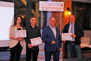 Zdjęcie przedstawia osoby pozujące z&nbsp;dyplomami - podziękowaniami za&nbsp;udział w&nbsp;programie "Działaj Lokalnie"