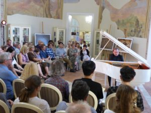 Na zdjęciu widać pianistę podczas koncertu i&nbsp;widz&oacute;w