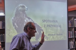 Spotkanie z przyrodą Na zdjęciu widać prelegenta na tle prezentacji na której znajduje się napis: Spotkania z przyrodą