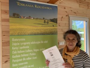 Na zdjęciu osoba trzyma podpisaną umowę i&nbsp;pozuje do&nbsp;zdjęcia.