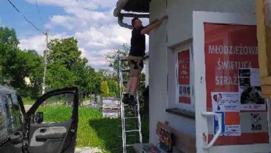 Na zdjęciu widać osoby pracujące na zewnątrz budynku świetlicy.
