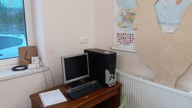 Zdjęcie przedstawia komputer zamontowany w świetlicy.