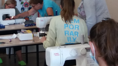 Osoby używające maszyn do szycia